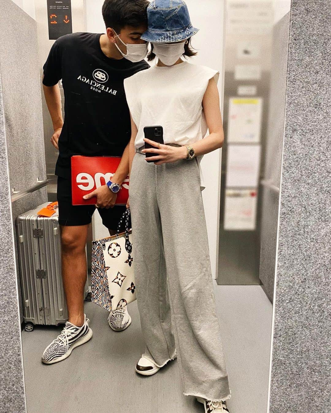 島袋聖南さんのインスタグラム写真 - (島袋聖南Instagram)「いつかの私服 変形Ｔシャツ＆スウェットロングパンツ このセットアップ、上下別々でも 着回ししやすいからオススメ🥰👌🏾 完売したブラックも再入荷予約スタートしました🐈 @wdot_official」8月1日 12時39分 - seina4444