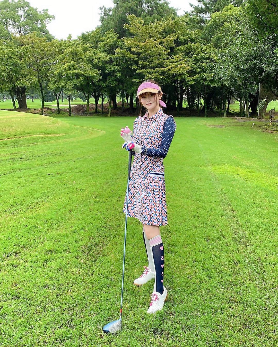 利咲さんのインスタグラム写真 - (利咲Instagram)「ゴルフショートコース🏌️‍♀️⛳️ ポップでカラフルな明るいコーデにしてみました💓 このワンピ、インナー無しの一枚でたまに私服でも使ってる👗 通気性抜群で機能も良いしね☺  この日は少し雨降って来ちゃったけど帰りには晴れたよ✨ ちょっと曇ってるくらいが暑過ぎなくて夏は良いかもです👍 降水率で割引にもなる〜 疲れ過ぎないからショートコース気に入った⛳️ 上手くなるにはもっと頑張らないとだから練習したいな〜  #東宝調布ゴルフコース #調布 #東宝調布ゴルフ #ショートコース #ショートコースデビュー #初ショートコース #ゴルフ #golf #ゴルフ女子 #ゴルフ初心者  #ゴルフウェア #golfwear #callaway #archivio #アルチビオ #キャロウェイ #ajade #アジェイドゴルフシューズ #アジェイド #フォーリアブリランテ #FogliaBrillante #doubleeagle #こつぶっこ #今日から8月 #august #summer #summerhascome」8月1日 12時52分 - himeringo908
