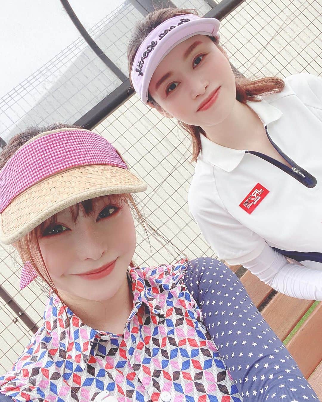 利咲さんのインスタグラム写真 - (利咲Instagram)「ゴルフショートコース🏌️‍♀️⛳️ ポップでカラフルな明るいコーデにしてみました💓 このワンピ、インナー無しの一枚でたまに私服でも使ってる👗 通気性抜群で機能も良いしね☺  この日は少し雨降って来ちゃったけど帰りには晴れたよ✨ ちょっと曇ってるくらいが暑過ぎなくて夏は良いかもです👍 降水率で割引にもなる〜 疲れ過ぎないからショートコース気に入った⛳️ 上手くなるにはもっと頑張らないとだから練習したいな〜  #東宝調布ゴルフコース #調布 #東宝調布ゴルフ #ショートコース #ショートコースデビュー #初ショートコース #ゴルフ #golf #ゴルフ女子 #ゴルフ初心者  #ゴルフウェア #golfwear #callaway #archivio #アルチビオ #キャロウェイ #ajade #アジェイドゴルフシューズ #アジェイド #フォーリアブリランテ #FogliaBrillante #doubleeagle #こつぶっこ #今日から8月 #august #summer #summerhascome」8月1日 12時52分 - himeringo908
