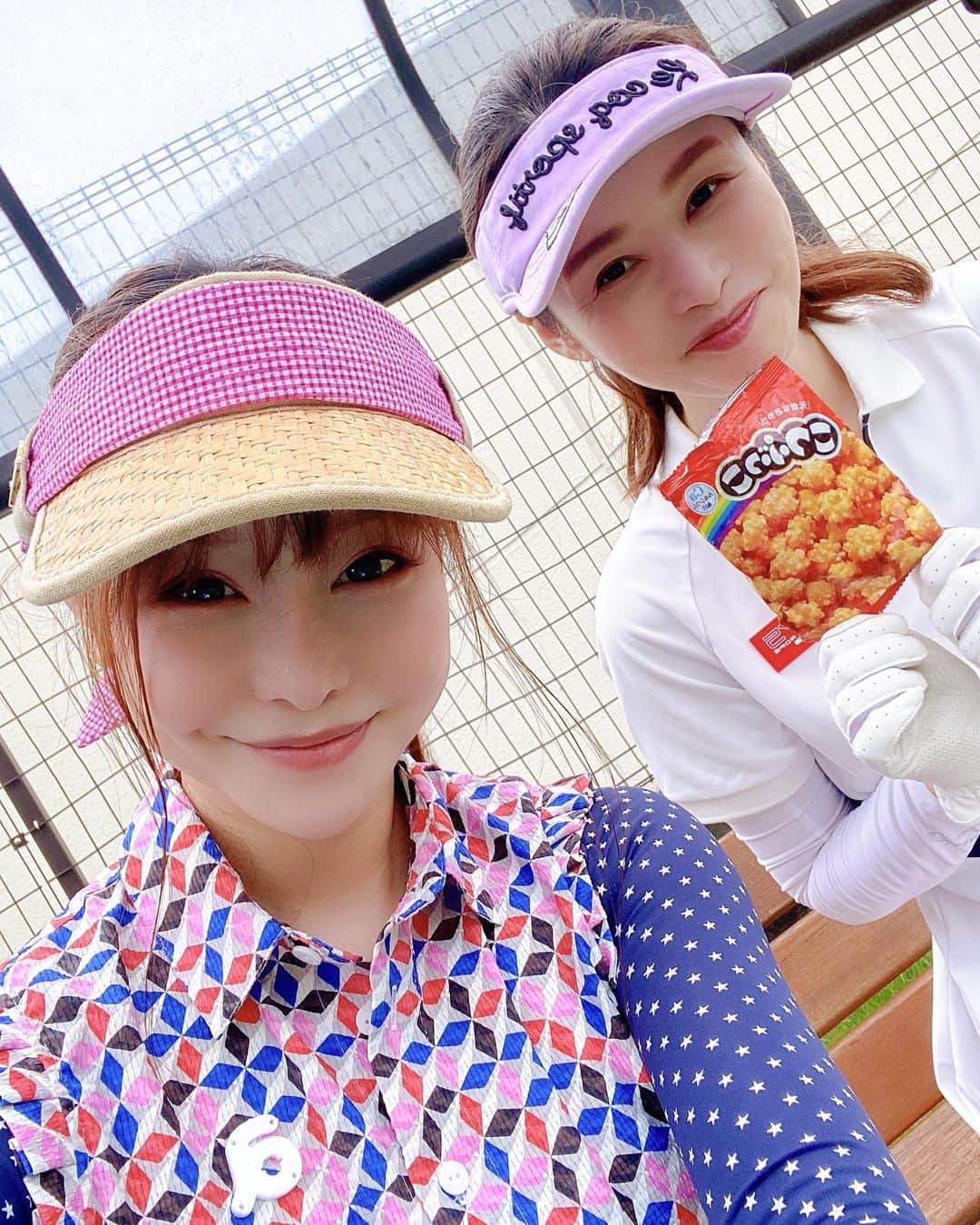 利咲さんのインスタグラム写真 - (利咲Instagram)「ゴルフショートコース🏌️‍♀️⛳️ ポップでカラフルな明るいコーデにしてみました💓 このワンピ、インナー無しの一枚でたまに私服でも使ってる👗 通気性抜群で機能も良いしね☺  この日は少し雨降って来ちゃったけど帰りには晴れたよ✨ ちょっと曇ってるくらいが暑過ぎなくて夏は良いかもです👍 降水率で割引にもなる〜 疲れ過ぎないからショートコース気に入った⛳️ 上手くなるにはもっと頑張らないとだから練習したいな〜  #東宝調布ゴルフコース #調布 #東宝調布ゴルフ #ショートコース #ショートコースデビュー #初ショートコース #ゴルフ #golf #ゴルフ女子 #ゴルフ初心者  #ゴルフウェア #golfwear #callaway #archivio #アルチビオ #キャロウェイ #ajade #アジェイドゴルフシューズ #アジェイド #フォーリアブリランテ #FogliaBrillante #doubleeagle #こつぶっこ #今日から8月 #august #summer #summerhascome」8月1日 12時52分 - himeringo908