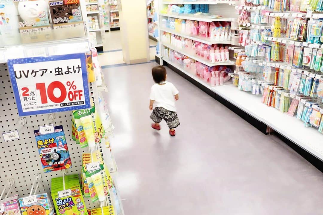 Momoeのインスタグラム：「. .  おらｧ、離乳食でも 見に行ってくっからよぉ。 あんたらｧ、ちょいとお待ちなすって。 . . #happy #家事 #育児 #family #家族 #boy #smile #男の子 #息子 #code #love #lucky #kids #子供 #thankyou #宝物 #ベビー #fashion #follow #心 #縁 #パパ #ママ #家族写真 #男の子ママ #赤ちゃん写真 #photo #子育て #1歳 #flower」