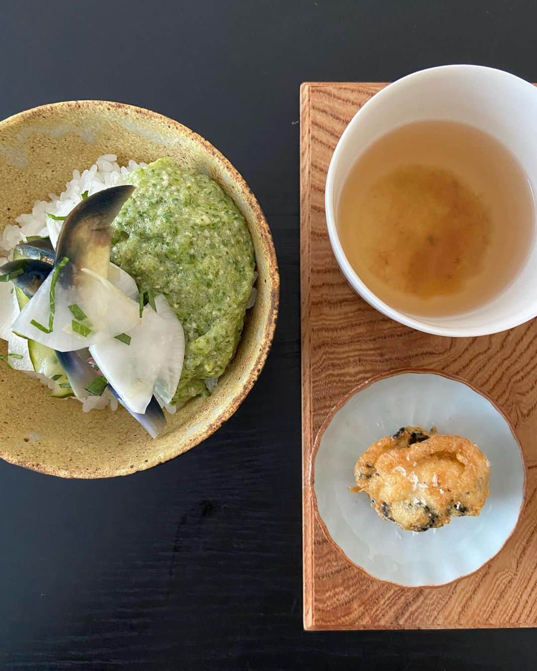 渡辺有子のインスタグラム：「湿度の高い日、酸味の効いたお昼ごはん。茗荷や小茄子、胡瓜の酸っぱい古漬けを薄切りに細かく刻んだ生姜と紫蘇を添えて。オクラをたたいて出汁と酢、醤油、粗塩を合わせ、ごはんにのせる。出汁に梅干しだけのスープ。お芋の揚げ団子。」
