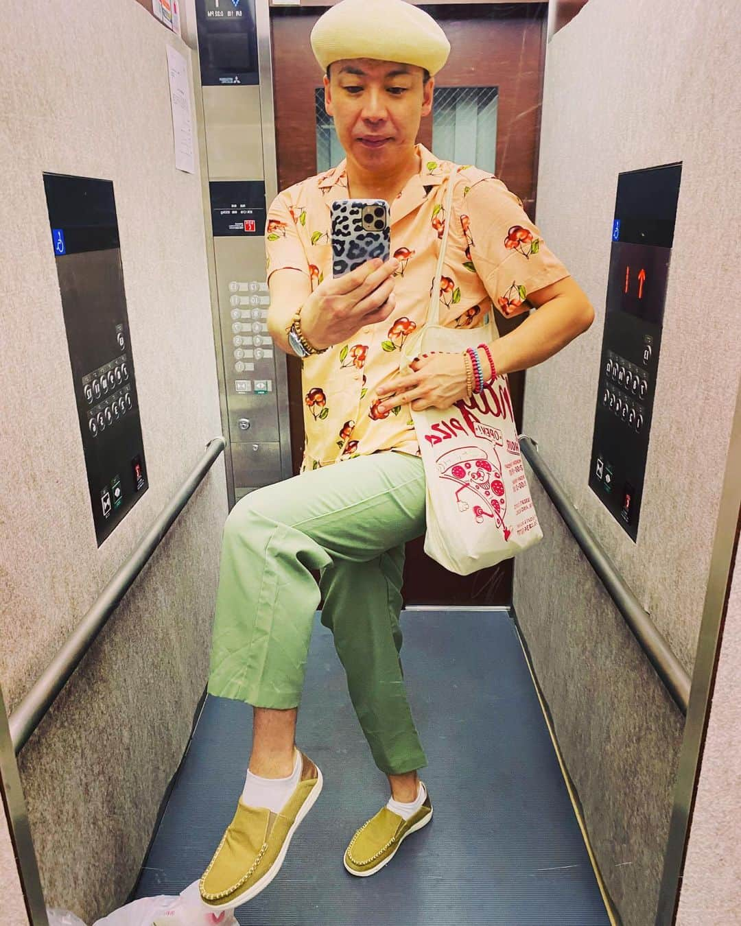 美川憲二さんのインスタグラム写真 - (美川憲二Instagram)「今日の私服でおま😉✌️✨✨✨✨✨✨ 今日から8月ですわねー やっと梅雨明けました‼️😊☀️☀️☀️🌈🌈🌈🌻🌻🌻🌻👍👍👍  今日はアメリカンポップコーデ‼️ ピンク色のチェリーの🍒🍒シャツにモスグリーンのパンツで合わせてみまちた‼️😃💡💡💡💡💡  今日は配信もお休みだし、 こんないい天気でやっとやっと梅雨明けしたので😍😃☀️☀️☀️⤴️⤴️⤴️  ちょいとお出掛けしてきまーす😊☺️🌻🌻🌻 ルンルン😘🎵🎵 #私服 #ootd  #アメリカンポップコーデ #チェリーのシャツ #古着パンツ #今日から8月だね  #やっと梅雨明けたわよ #よいお天気です  #ルンルン気分  #美川憲一 #美川憲二 #ヒデコフランセスカ #オネェ系 #ものまね」8月1日 12時46分 - mikawakenji