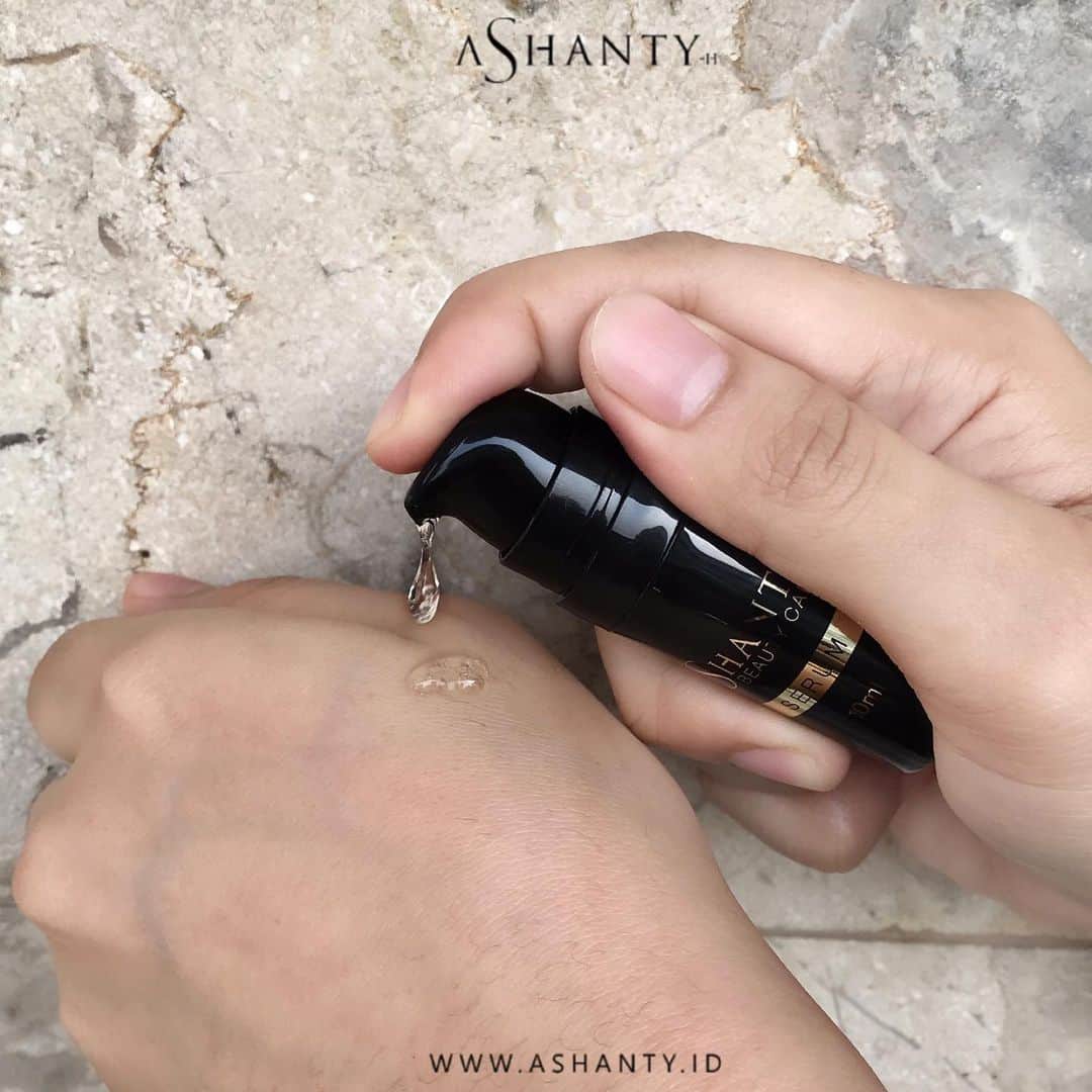 ASHANTY BEAUTY CREAM OFFICIALのインスタグラム：「Fungsi Serum Anti Aging mampu melawan  tanda-tanda penuaan kulit seperti garis-garis halus dan kerutan. Membersihkan pori-pori kulit. Menambah cahaya dan kulit lebih bersinar. Membantu menjaga kulit tetap terhidrasi 🖤✨  _____________________________ Informasi dan pemesanan  Ashanty Beauty Cream Chat Via WA: 081293823950 WA: 087778489900 WA: 085781140354 WA: 081287388885 ⚡️ Fast Respons Click Link On Bio Instagram @ashantyid ❣️ ______________________________ #ashantybeautycream #creamashanty #skincareashanty #skincare #skincareartis #skincarelokal #creamwajah #creamperawatanwajah #obatjerawat #jerawat #kosmetik #krimwajah #creamwajah #whiteningcream #ashantyid #ashanty #ahha #kepastian #aurelhermansyah」