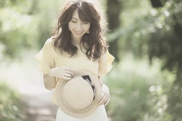 崎本ゆかりのインスタグラム：「８月。 やっと梅雨明け… 夏が来たね！さっそく暑い🔥 変わらずコロナ対策と 熱中症に気をつけて、少しくらいは夏らしいこと できたらいいなっ . . #8月#夏#懐かシリーズ#作品撮りしたい #summer#memories#yoyogipark#tokyo#smile#happy#helloaugust」