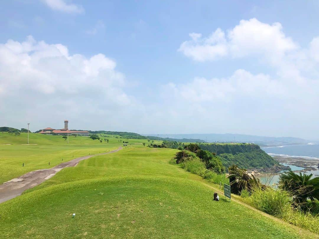 清水直行さんのインスタグラム写真 - (清水直行Instagram)「ゴルフ⛳️🏌️‍♂️💦 途中スコール☔️きたけどその後にまた晴天☀️  #沖縄 #沖縄ゴルフ  #ゴルフ場  #ゴルフコース #sky #clouds #空 #そら #golf #golfstagram #golfcourse」8月1日 12時57分 - naoyuki_shimizu_