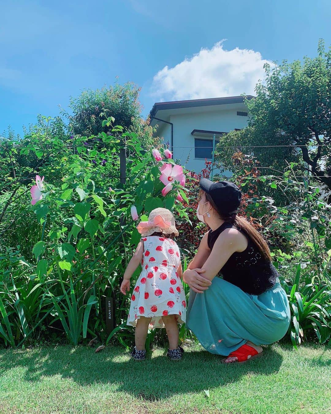 中村愛さんのインスタグラム写真 - (中村愛Instagram)「🌻♡ ・ ・ ・ お天気良いね👍😊 夏を感じられて、人も少なくて、自分の区内でもある場所に来てみました‼️ #フラワーランド #瀬田農業公園 暑くてすぐ帰りましたが、ヒマワリにテンション上がった↑✨☀️ #梅雨明け 間近だね❣️ 水分補給しましょ‼️ と言いつつ、私はかき氷🍧を頬張りました(*'ω'*) #夏 #もうすぐ2歳」8月1日 13時12分 - nakamuramura_ai