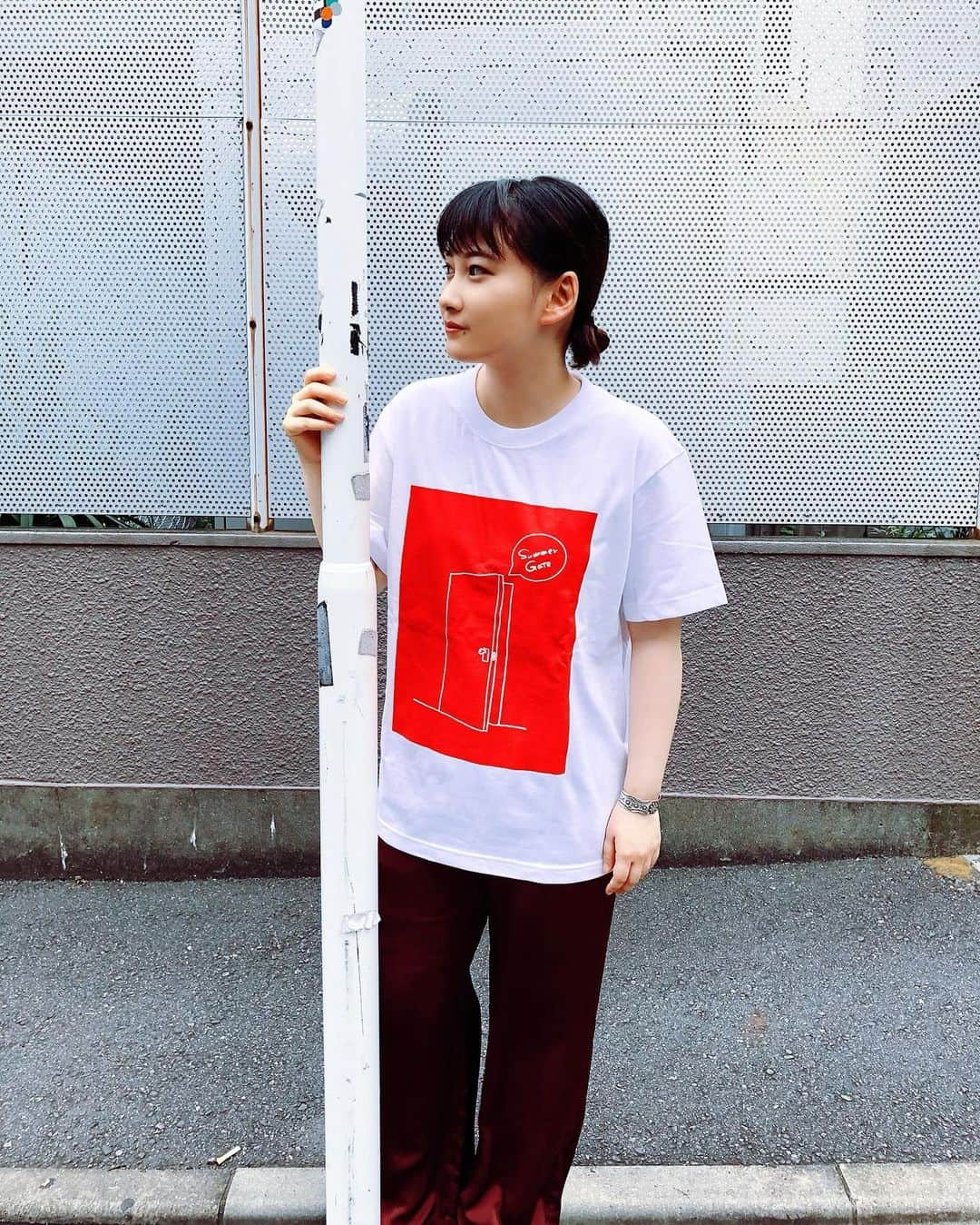 佐藤千亜妃さんのインスタグラム写真 - (佐藤千亜妃Instagram)「梅雨、明けましたね〜😳 Summer Gate Tシャツ、激アツ問題💙 FCグッズ、チェックしてみて✌️ "Summer Gate"Tシャツ(白・M)🍧 着用写真です🙋‍♀️」8月1日 13時13分 - chiaki_sato0920