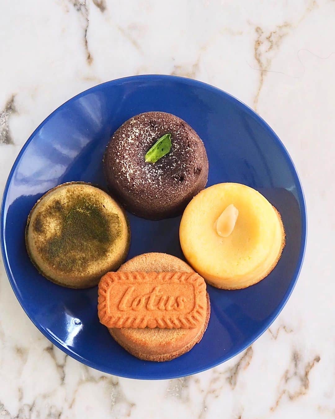 Li Tian の雑貨屋さんのインスタグラム写真 - (Li Tian の雑貨屋Instagram)「The cake that oozes 🍫  @ooze.sg is an online business that specializes in molten cakes. They keep well in the fridge and can be microwaved before consumption for u to enjoy anytime at home. There is now a special promotion for a set of 4 (Espresso coffee, D24 Durian, Chocolate and Matcha). Check out @ooze.sg for the full menu :)   • • • #singapore #desserts #igersjp #yummy #love #sgfood #foodporn #igsg #ケーキ  #instafood #gourmet #beautifulcuisines #onthetable #snacks #cafe #sgeats #f52grams #bake #sgcakes #feedfeed #pastry #foodsg #cake #cakestagram #savefnbsg #pastry #matcha #抹茶 #chocolate #sgpromo」8月1日 13時14分 - dairyandcream
