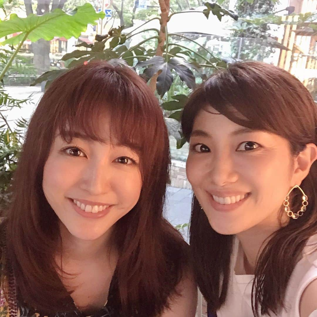 潮田玲子さんのインスタグラム写真 - (潮田玲子Instagram)「サロンでなんと @elina_arai ちゃんに会えましたー🥰🙌なんという嬉しい偶然💓 私たちをいつも担当してくださってる @mamoru_tnk さんいわく だんだん予約するタイミング近くなってたらしいー笑笑🤣 二人とも綺麗に整えてもらいましたっ😍 また木曜日のグッドモーニングでね〜て👋したよー💓 あー嬉しかったなー🥰  #norajourney表参道  #ヘアサロン #嬉しい偶然 #セントフォース #新井恵理那ちゃん #グッドモーニング」8月1日 13時14分 - reikoshiota_official