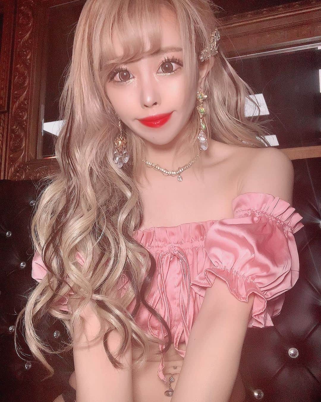 あんじゅのインスタグラム：「♡ ． まだまだ辛抱しなきゃいけないことも多いけど、バーレスク大阪で会えることをずっと待ってます☺️🙏🏻 . ごめんねなんて言わなくて良いから、またみんなでバカ騒ぎ出来る日を楽しみにしてようね🤪💓💓🤟🏻  . . DMお返事出来ないけどちゃんと読んでるので愛は伝わってます☺️☺️ . .  . . 来店されるお客様はお互いしっかり感染予防して、楽しんでこうねฅ( ˙꒳​˙ ฅ)💓💕 ． ．  #Burlesque #バーレスク #バーレスク東京 #大阪 #バーレスク大阪 #北新地 #ミナミ #キャバクラ #ホスト #歌舞伎町 #ダンサー #Japanesegirl #自発ください  #ロリ顔 #グラビア  #ガンメッシュ #ギャル #加工厨 #量産型 #太もも #むちむち #低身長女子 #撮影会 #雰囲気好きな人いいね #自撮り界隈  #1mmでもいいなと思ったらいいね #被写体  #ビキニギャル #アクセサリー女子 #キラキラメイク」