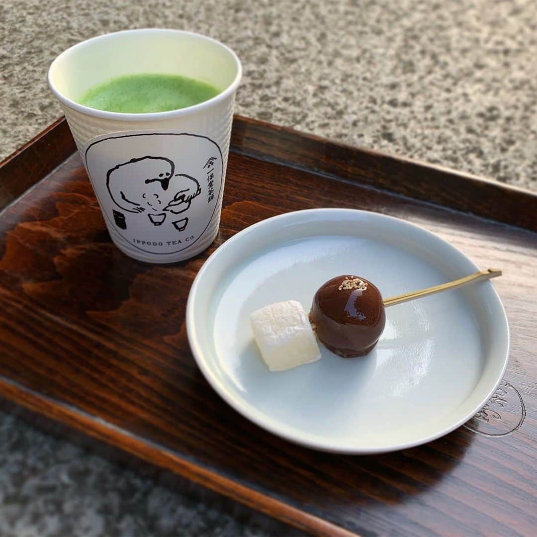 一保堂茶舗さんのインスタグラム写真 - (一保堂茶舗Instagram)「Special menu for today and tomorrow at our Tokyo Marunouchi store!  本日と明日限定！東京丸の内店ではテイクアウト特別メニューをご用意しております。亀屋良長さんのお菓子とお茶の組み合わせをぜひお楽しみください。  #ippodotea #ippodo #takeout #specialmenu #wagashi #confection #matcha #一保堂茶舗 #東京丸の内店 #テイクアウト #特別メニュー #亀屋良長 #烏羽玉 #抹茶 #8/1(土),2(日)限定」8月1日 13時16分 - ippodotea