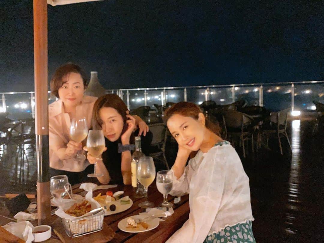 イ・ダヘのインスタグラム：「오늘과 닮았던 그날^^ 비가와서 왠지 모르게 센치? 낭만??...그런거 전~~~혀 없이 빗소리에 목소리만 더커진 여자들 수다잔치ㅋㅋ」