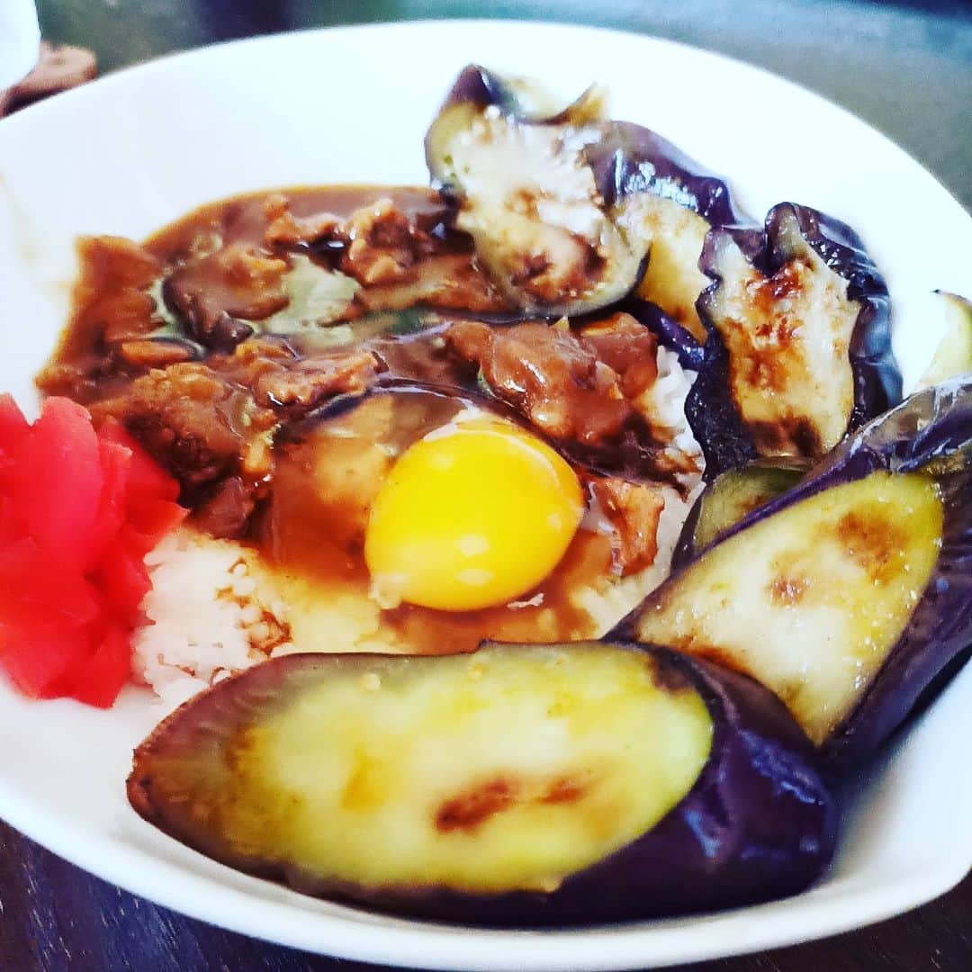 松本隆博のインスタグラム：「。 暑いねー、こんな時は 涼しい部屋に、那須カレー だねー(^○^)(˙◁˙)！！！ 美味しいーーー (^-^)」