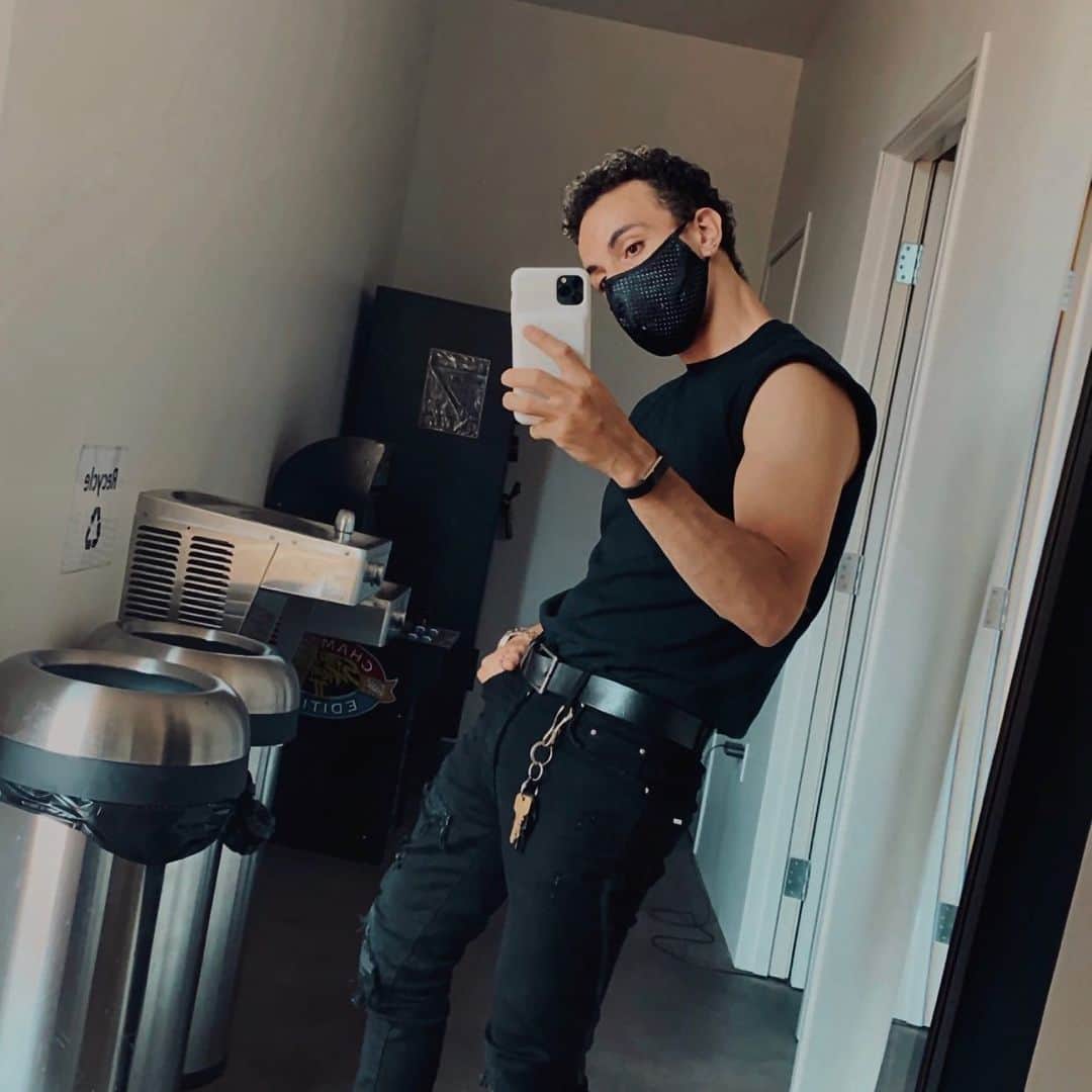 フェイスのインスタグラム：「COMMENT “😷” IF YOU WANT THIS MASK👇🏼」