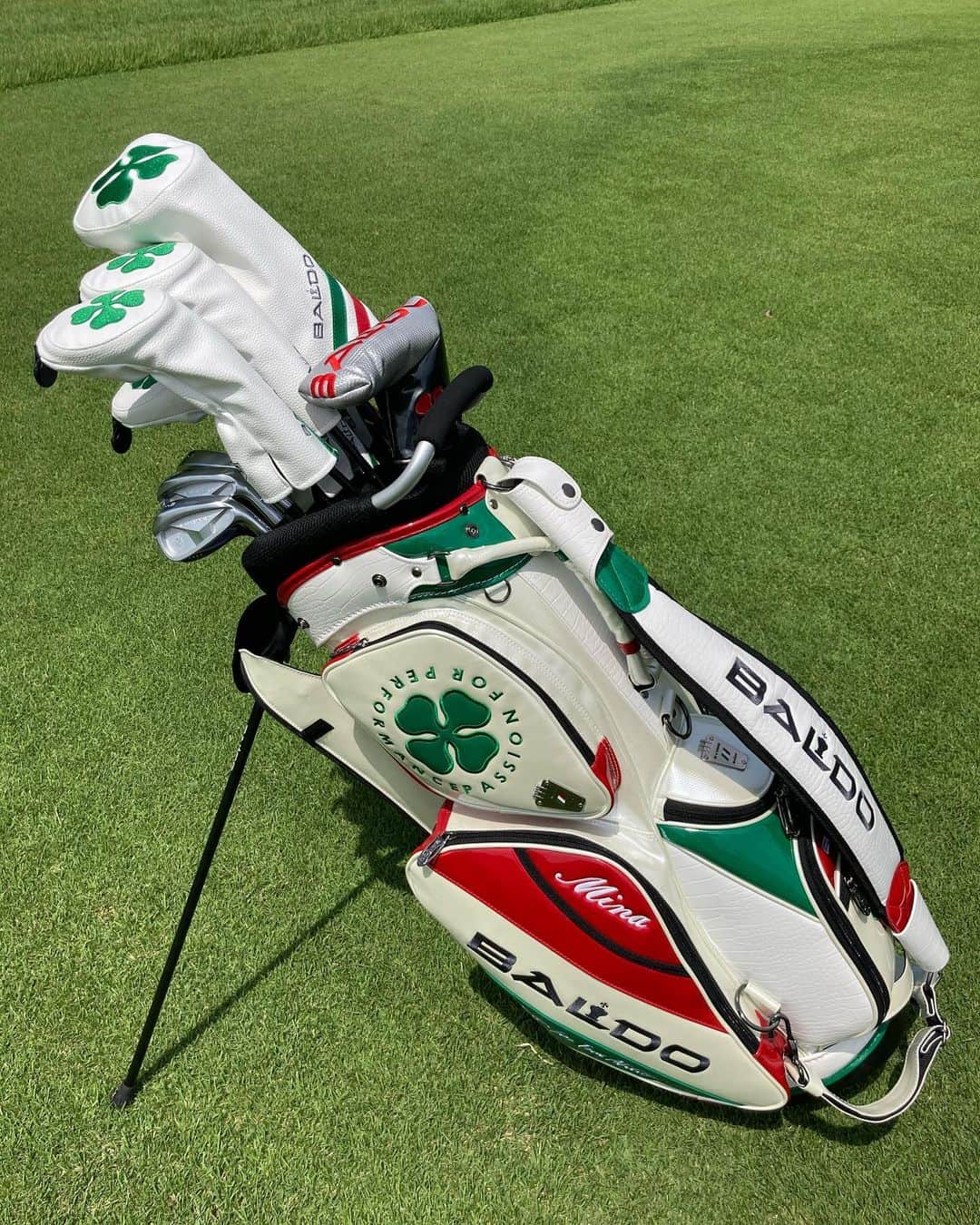 中山三奈さんのインスタグラム写真 - (中山三奈Instagram)「﻿ 今年のゴルフバッグは﻿ ❤️🍀🇮🇹BALDO🇮🇹🍀❤️﻿  ﻿ ﻿ 可愛くてカッコいい！﻿ さりげなく名前が入ってるのも﻿ お気に入りっ😍🍀⛳️✨﻿ ﻿ ﻿ #バルド﻿ #ゴルフ﻿ #ゴルフバッグ﻿ #BALDO﻿ #Golf﻿ #Golfbag﻿ #Thankyou﻿」8月1日 13時44分 - minanakayama