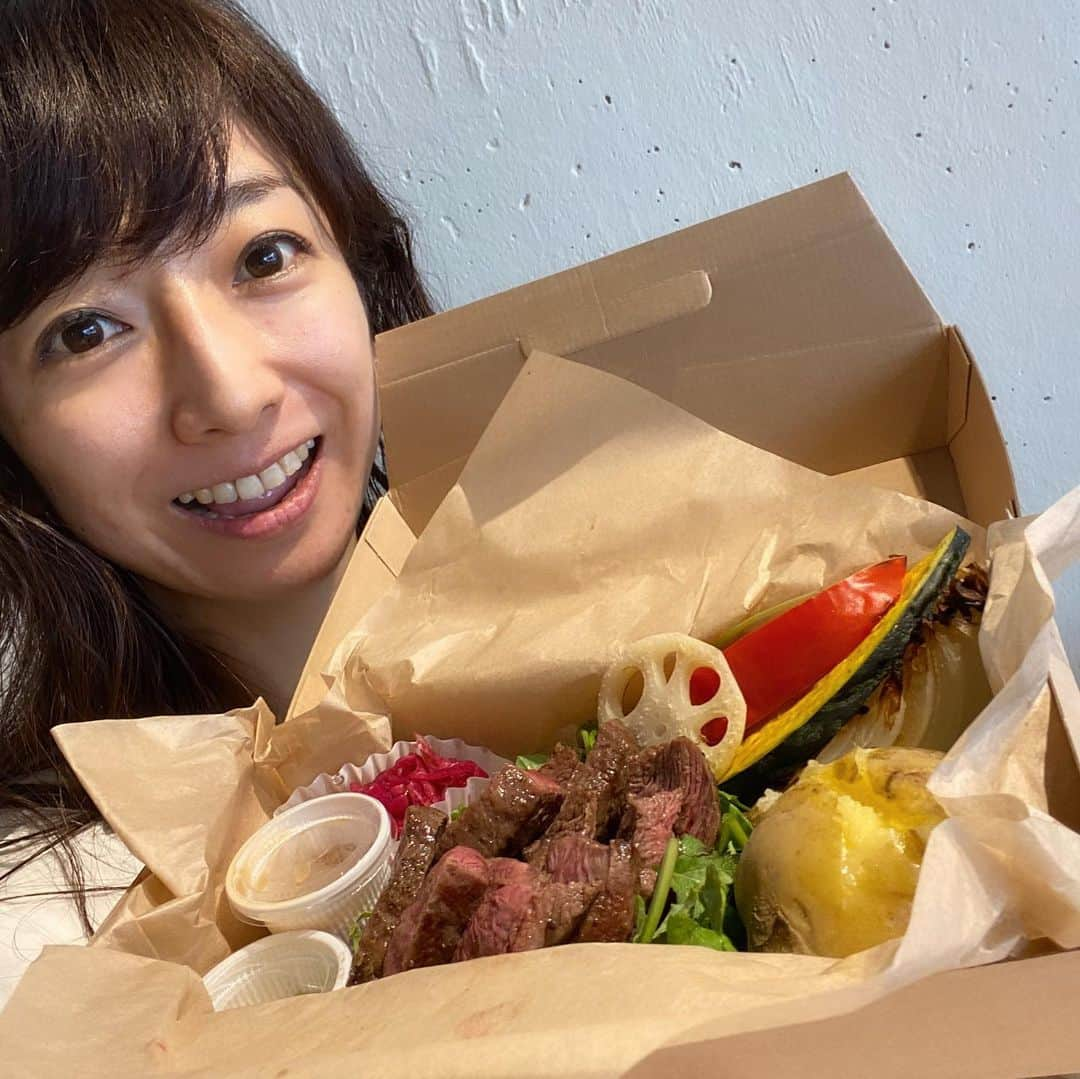 佐藤彩さんのインスタグラム写真 - (佐藤彩Instagram)「昨日の街角ネクストフォーカスでご紹介したお店「ジャージーファームス」 ジャージー牛の美味しさが詰まったお店です🐂 . . ジャージー牛のミルクを使ったソフトクリームは、練乳のように濃厚でコクがあるミルキーなタイプ🥛 でも後味はくどくない… とっても美味しいソフトクリームでした🍦  そして、ジャージー牛のお肉を使ったメニューも味わえるのですが、ステーキが美味しすぎて🥺  柔らかくて、噛むとジュワーっとお肉の旨味が滲み出てきて美味しかったです🥺 . . 「たくさんの⽅にジャージー⽜の魅⼒を伝えたい、美味しく⾷べて欲しい」という想いで、昨年11月29日(いい肉の日だ！)にオープンした、ジャージーファームス✨  牛乳や飲むヨーグルト、メンチカツやソーセージなどのテイクアウトもおすすめです！  テイクアウトメインで、イートインスペースでも食べることができるタイプのお店でした😊  ジャージーファームス 札幌市中央区南1条西17丁目  #ジャージーファームス #お店は #仲通り  #ジャージー牛 #ジャージー牛乳 #ゴールデンミルク #ソフトクリーム #濃厚ソフト #ミルキー感がたまらない #HBCラジオ #朝刊さくらい #街角ネクストフォーカス #HBC #北海道放送 #アナウンサー #佐藤彩」8月1日 13時38分 - hbc_ayasato