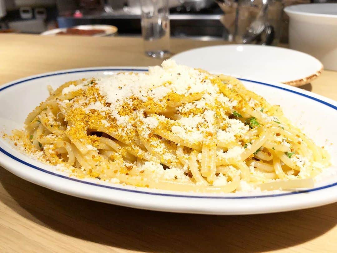 乾雅人のインスタグラム：「Taratatà(タラタタ)@広尾EAT PLAY WORKS 食の新しいスポット2軒目は広尾メログラーノの新店舗。前菜とパスタに特化。若い土生店長、田淵シェフで勢いがある。パスタ2種類を…ペペロンチーノは「特製」チーズをトッピング、これヤバイすわ。2品目はミートソース…こりゃまた絶品やん！気軽なパスタレストラン不毛の広尾にありがたいなぁ。」