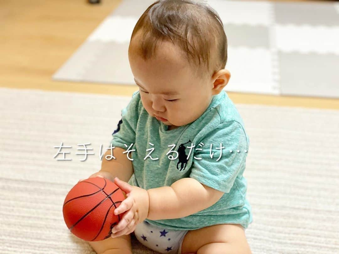 ままのてさんのインスタグラム写真 - (ままのてInstagram)「.⠀ 【シュート練習中♬🏀⛹️】⠀⠀⠀ ⠀ .⠀⠀⠀ ⠀ .⠀⠀⠀ ⠀ #ままのて⠀⠀⠀ ⠀ .⠀⠀⠀ ⠀ シュート基本は左手を添える…🏀💫⠀ まるで、シュート練習してるみたい🤣⠀ 真剣な表情が伝わってきます…😍✨⠀ .⠀⠀ ⠀ #生後8ヶ月⠀ #男の子ベビー⠀ ⠀ .⠀⠀⠀ ⠀ .⠀⠀⠀ ⠀ @itsuki_chi115様の投稿です。⠀⠀⠀ ⠀ 素敵なお写真ありがとうございました💝⠀⠀⠀ ⠀ .⠀⠀⠀ ⠀ .⠀⠀⠀ ⠀ 〈mamanote_officialのオリジナルキャンペーンへ参加しよう♡〉⠀⠀⠀ ⠀ .⠀⠀⠀ ⠀ お子様のかわいい動画、写真 ▶︎【 #ままのて 】.⠀⠀⠀ ⠀ @mamanote_official をフォローして、 投稿する動画や写真に合ったオリジナルハッシュタグをできるだけ多くつけて、インスタグラムにアップしてみましょう！⠀⠀⠀ ⠀ .⠀⠀⠀ ⠀ .⠀⠀⠀ ⠀ 毎日、担当者が投稿をチェックして、素敵な写真と動画をピックアップして、公式アカウントで紹介します❤️⠀⠀⠀ ⠀ .⠀⠀⠀ ⠀ そして！！毎月、ハッシュタグごとに、@mamanote_official がピックアップした写真の中で1番｢いいね｣の多い方に、アマゾンギフト券3000円分プレゼント！当選者にはDMを送らせていただきます♡.⠀⠀⠀ ⠀ .⠀⠀⠀ ⠀ また、動画や写真は、ままのてのFacebook、 またはウェブサイト 「ままのて」内の記事で紹介させていただきます🙌.⠀⠀⠀ ⠀ .⠀⠀⠀ ⠀ .⠀⠀⠀ ⠀ #ベビーフォト#赤ちゃんのいる生活#キッズモデル#モニター#ベビーモデル#赤ちゃんモデル#新米ママ#成長記録#子育て#育児ママカメラ#スマイル育児#育児記録#親バカ部#baby#ベビカメ#ベビモ#育児アカウント#新米ママと繋がりたい#ままべび#赤ちゃん#ママタイム#ベビスタグラム#令和ベビー#生後5ヶ月」8月1日 14時00分 - mamanote_official