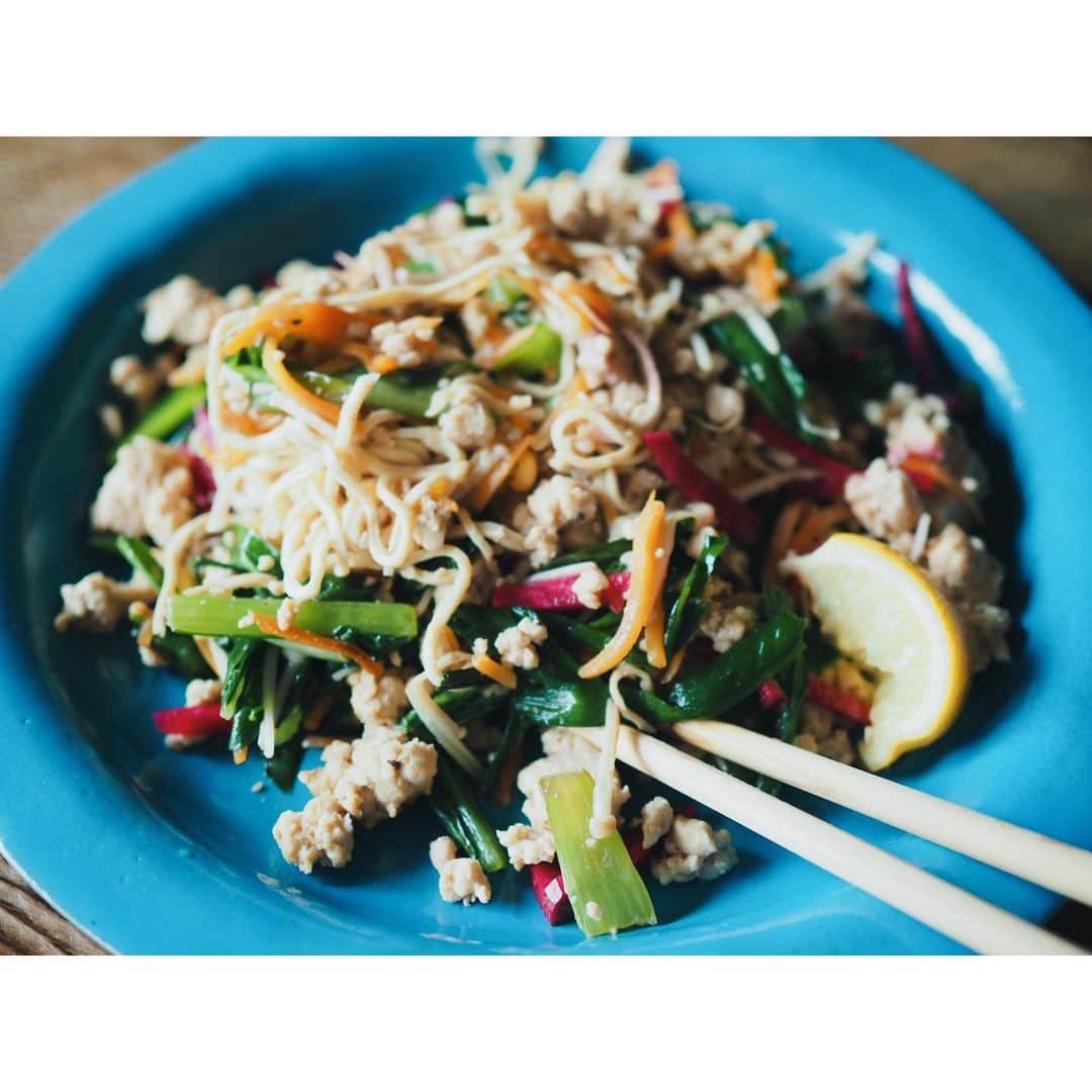 高山都さんのインスタグラム写真 - (高山都Instagram)「「時々ヴィーガン」 ワタシにはそれぐらいがちょうどよい。 たまーに胃腸を休めるくらいの付き合い方で。 動物性タンパク質を摂らなくても、じゅうぶんに満足できる味わい。 今度、お仕事ご一緒する @oisix さんが送ってくれた1番人気の @purplecarrot_japan の豆腐そぼろのビビンバ。 ご飯の代わりに、干し豆腐で焼きそば風にアレンジ。 野菜がたっぷり摂れて、お腹いっぱい！！ 炭水化物もないのに、全然満足！満腹！！ 同じ、野菜や豆腐も、美味しくアレンジしたら、飽きずに続けられるし、それで身体が軽くなるなら尚更嬉しい。美肌効果も期待できるしね。 我慢して綺麗になるのはしんどいけど、美味しく綺麗を作れるなら、ずーっと続けたい！！ お皿は #石井啓一 さん @ishii_chang」8月1日 13時56分 - miyare38
