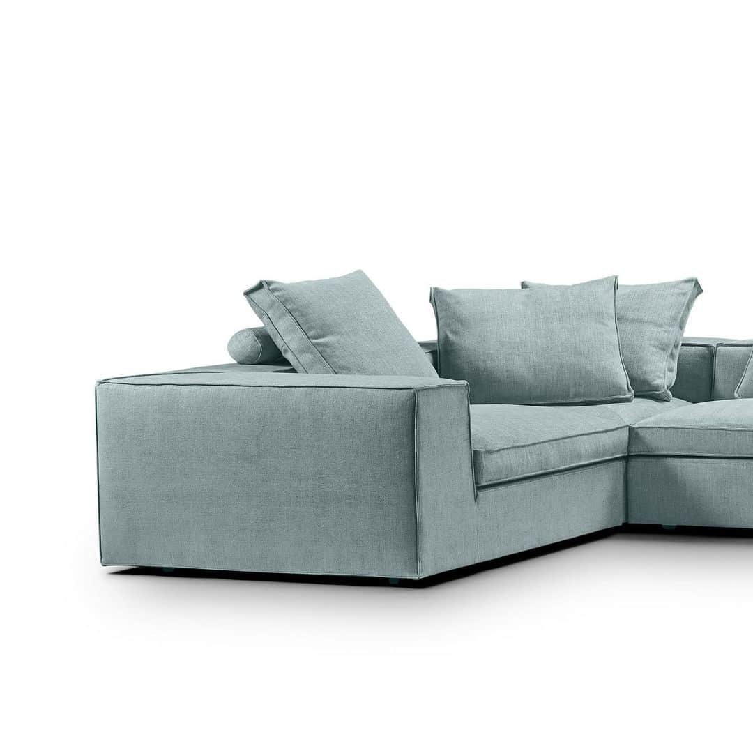eilersenのインスタグラム：「Fatty corner sofa with Herring fabric. Wide armrests and low back for the extra comfort. •⁠⠀ ⁠•⁠⠀ ⁠•⁠⠀ #eilersen #eilersenfurniture #myeilersen #fatty#interiordesign #homedecor #sofa #danishdesign #inredning #finahem #interiorlovers #interiordesign #modernliving #minimalism #nordiskehjem #nordicinspiration #nordicliving #craftsmanship #luxurylifestyle #boligindretning #designinterior #livingroominspo #boliginspiration #softminimalism #hemindredning #schönerwohnen #nordicminimalism」