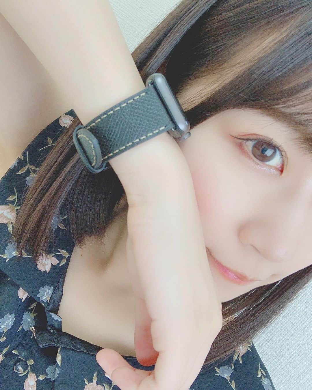 八木沙季のインスタグラム：「⌚️⌚️ . Apple Watchのベルト買ったーーー☺️ シンプルな黒色の革のベルトです🙆🏻‍♀️ ベルト変えるだけで時計の雰囲気変わる！ 最近周りにApple Watchの良さを めちゃくちゃ伝えてます。 Appleの人ではありません。 でもめちゃくちゃ勧めてます。 お父さんも気になり出してるようです👨🏻笑 .」