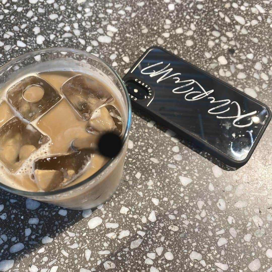 渡辺くるみのインスタグラム：「カペ☕️#iPhoneケース指紋付」