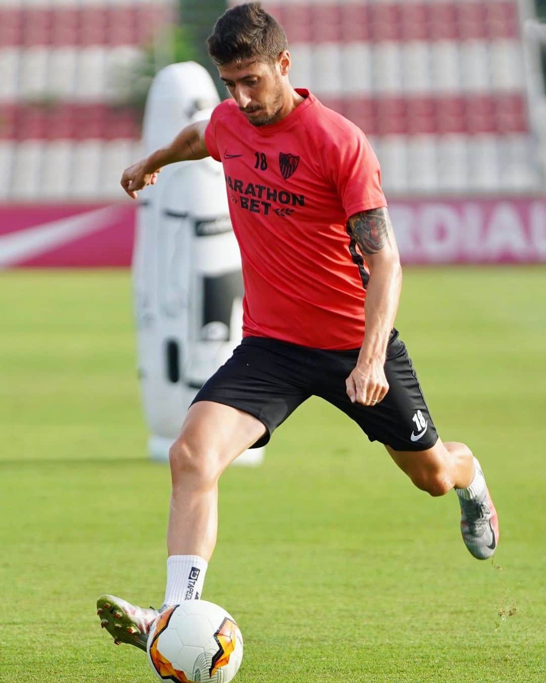 セルヒオ・エスクデロのインスタグラム：「Aquí no se para @sevillafc  #vamosmisevilla ⚪️🔴」