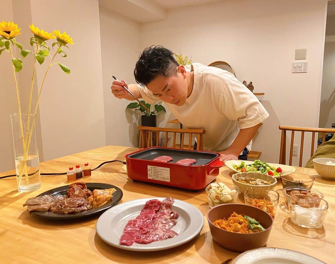 近藤千尋のインスタグラム：「大好きな焼肉屋さんになかなか行けないので。。。 お家でできる焼肉セットを❤️☺️ @ushikoi  の焼肉が大好きだから 嬉しい。。。😭❗️ うちではお肉を焼くのは ひーぼぉくんが担当です🥰❤️ #ウチ恋 #おうち焼肉 #ステイホーム」