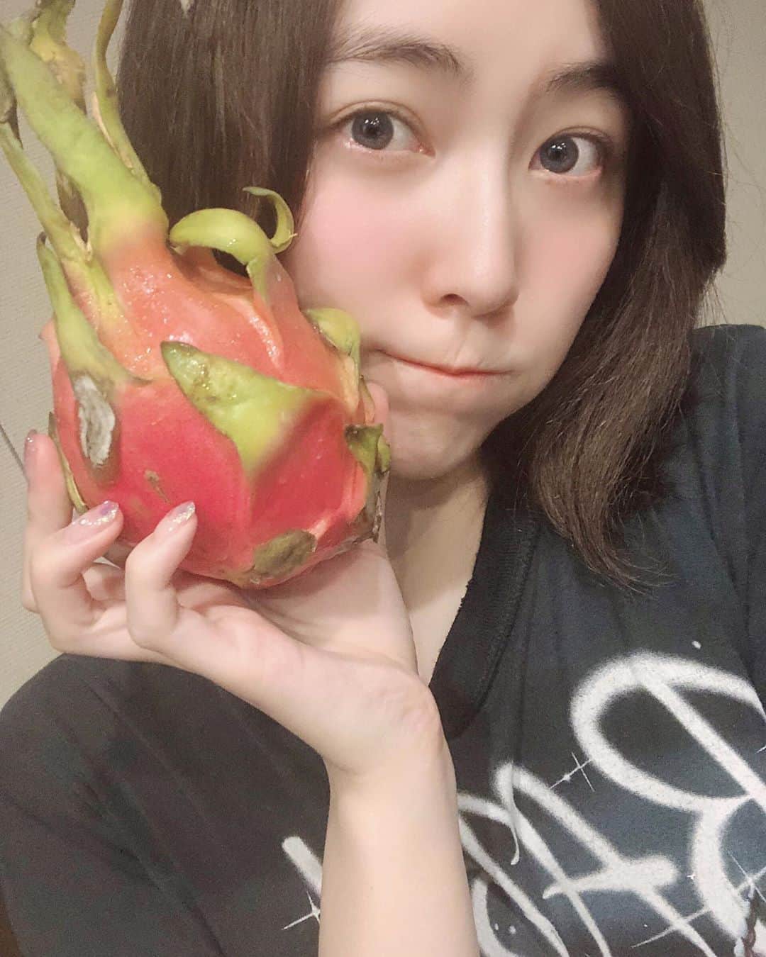 のインスタグラム：「ฉันอยากจะไปแสดงสดที่เมืองไทยซักครั้ง ฉันรักพวกคุณทุกคนค่ะ!  I want to perform LIVE in Thailand one day. I love you ALL!  いつかタイでライブがしたいなぁ💓 みんな大好き〜😍😍😍  #photooftheday  #タイ #live  #thailand  #love #dragonfruit  #fruit  #🇹🇭」