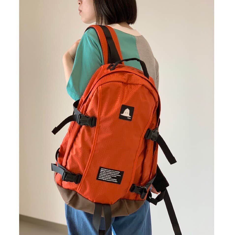 ネ・ネットのインスタグラム：「SPECIAL THANKS FAIR 開催中。今なら【2buy10%OFF】でお得にお求めいただけます。﻿ ﻿ tabi 30﻿ 弱撥水加工を施し、わずかな雨やアウトドアシーンでも安心して使えるバックパック。PCポケットがついているのでカジュアルな通勤バッグにもおすすめ。カラーはベーシックなネイビーと、コーディネートのアクセントになるオレンジの2色展開。配色の裏地がポイントです。﻿ ﻿ ※公式オンラインショップHUMORではログイン後、特別価格にてご覧いただけます。  #ネネット #nenet #spring #summer #2020 #collection #specialthanksfair #specialprice #2buy10パーセントoff #期間限定  #fashion #tokyo #japan #tabi #backpack #bag#recommend #navy #orange」
