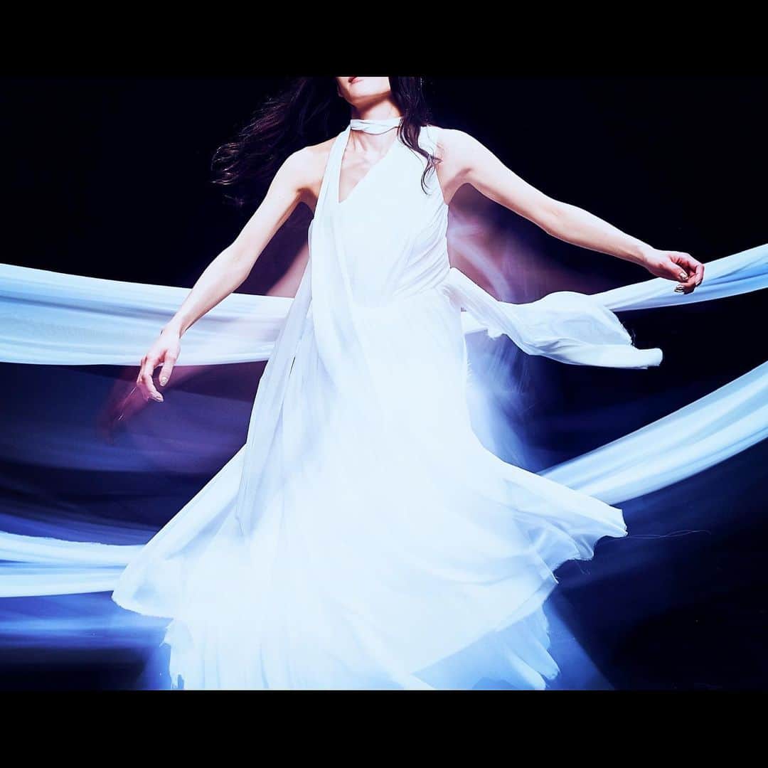 ELISAのインスタグラム：「★ELISA New Single★  『光の星』8月26日リリース🥰!!  アニメ『銀河英雄伝説 Die Neue These』 NHK版のエンディングテーマです。  今回の『光の星』、 実は日本語Ver以外にも、 英語詞Ver、中国語詞Verの 3カ国語で歌唱しています！！！ グローバルELISAです！！！  さらにさらに、 アーティストの、小野リサ さんに、 提供楽曲をして頂いただくことができ、 その曲の作詞にも挑戦させていただきました。 しかも日本語歌詞だけじゃなくって、 人生初の、ハイブリッド言語で作詞しました！！！  、、そんな盛り沢山の内容になった、 【光の星】、予約開始しましたよー！ ぜひ、聞いてみてくださいねー！！！  皆さん、是非ぜひ、新たな挑戦と、 ゲストの方々の美しい声とのコラボ💕 期待していて下さいね💕  _ _ _ __ _ ＿ _ _ ___ __ _ ＿ _ _ __  ELISA New Single 【光の星】 8月26日 Release！ アニメ「銀河英雄伝説 Die Neue These」 NHK版EDテーマ  _ _ _ __ _ ＿ _ _ ___ __ _ ＿ _ _ __  https://youtu.be/5SNFX5kE_WU  #ノイエ銀英伝　#光の星　#ELISA #小野りさ　#グローバルELISA  #ハイブリッドELISA」