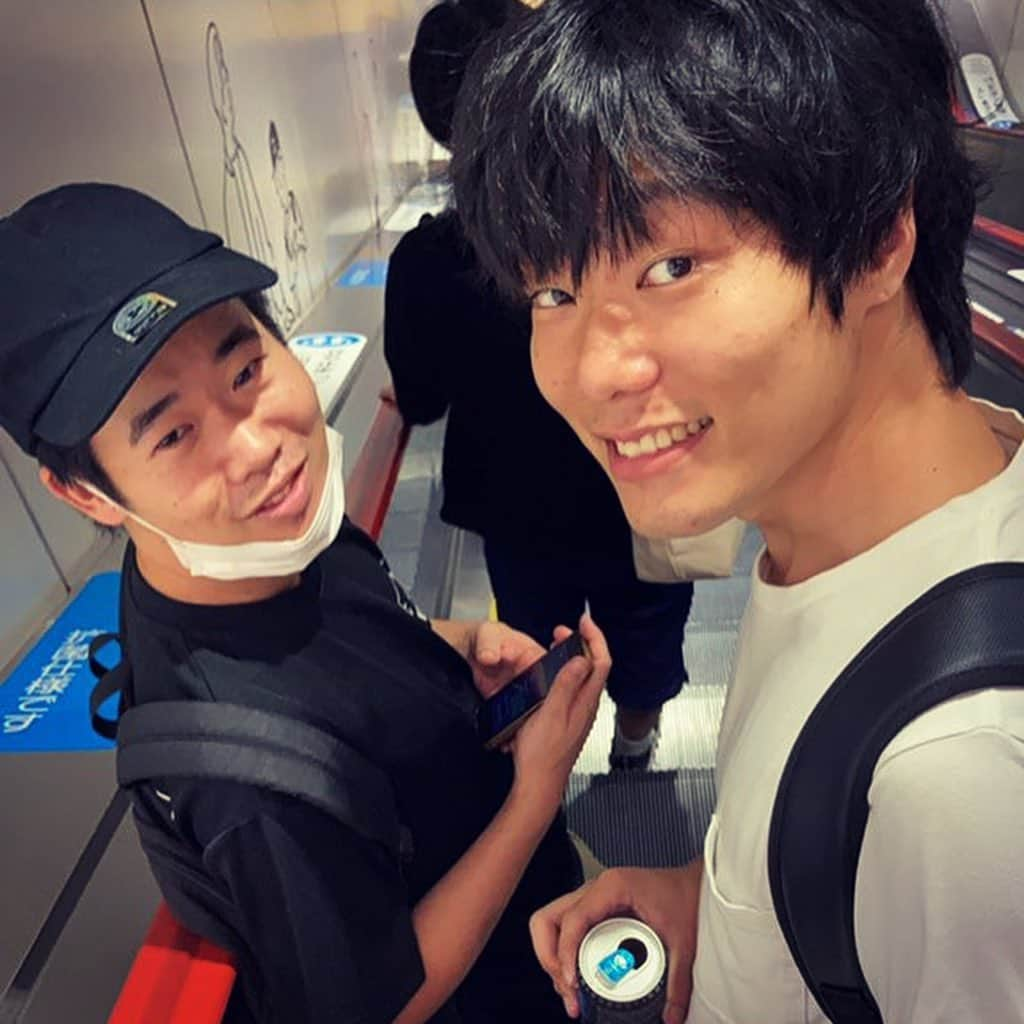 京極風斗さんのインスタグラム写真 - (京極風斗Instagram)「最近あったこと。 ↩︎ ・岡田さんの家は出入り自由になった。 ・漫才とは何かを考えさせられた。 ・食べるの遅い奴は仕事が出来ないを南が証明してた。 ・夜の上野が綺麗だった。 ・コンビ名単体ではすごく良いと思ったけど、後ろに個人名が付いたらなんかムカつくなって思った。 #素敵じゃないか」8月1日 14時27分 - kazato.kyogoku