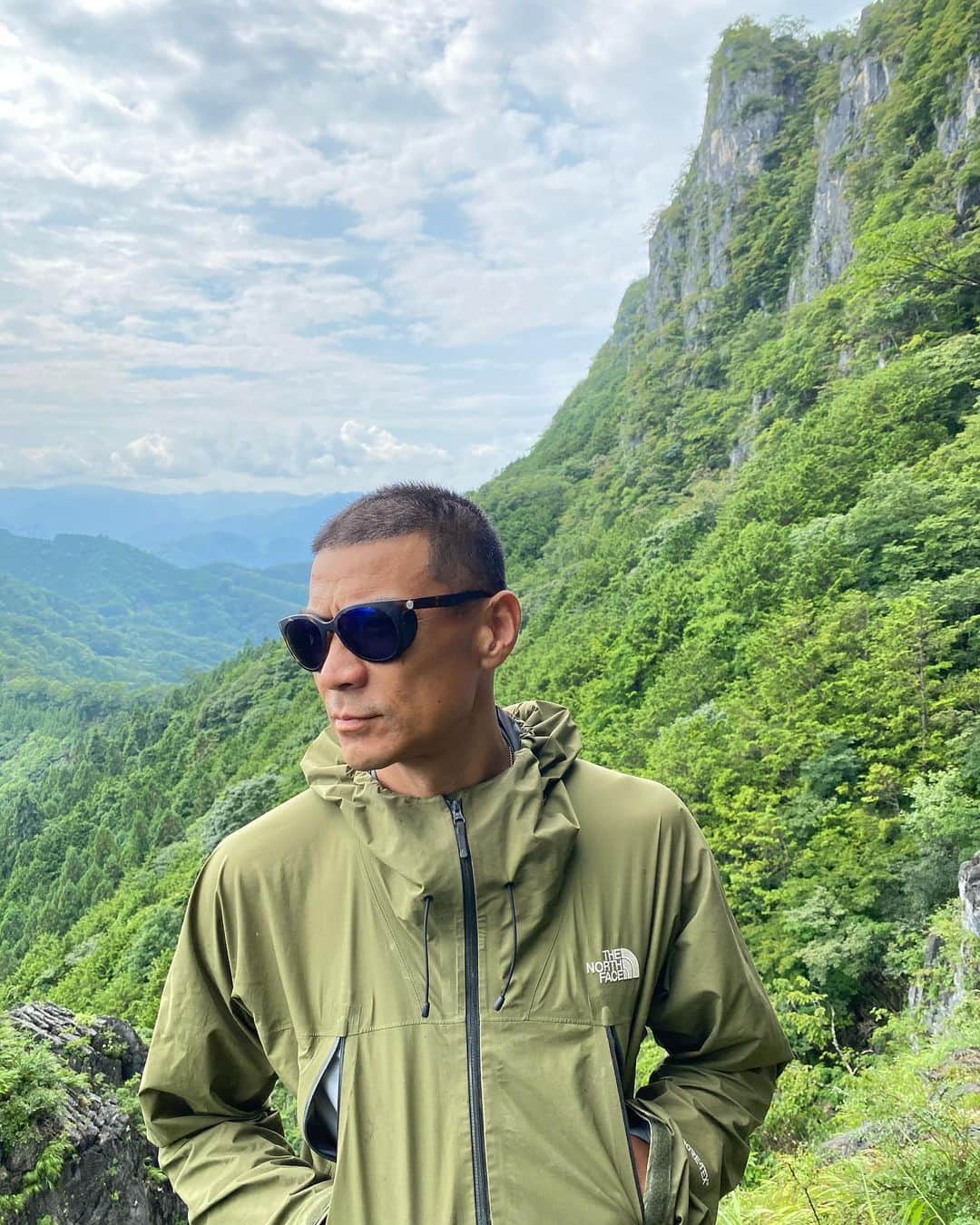 のインスタグラム：「梅雨明けの太陽が眩しい☀️ #sunski  @thenorthfacejp」