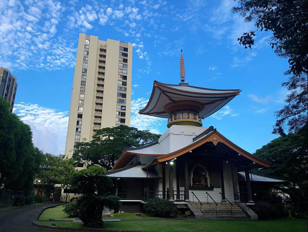 Honolulu Myohoji Missionさんのインスタグラム写真 - (Honolulu Myohoji MissionInstagram)「⛩ Happy aloha Friday everyone! Honolulu Myohoji used to a meditation class on every Fridays, but we are currently looking for the chance to resume our classes. We will definitely let you know our schedule on Instagram!  Our meditation class uses a mantra “Namu Myo Hou Renge Kyo”, which means “We devote to the great life power of universe”.  Let’s chant together at Honolulu Myohoji 🤗  * * * #ハワイ #ハワイ好きな人と繋がりたい  #ハワイだいすき #ハワイ好き #ハワイに恋して #ハワイ大好き #ハワイ生活 #ハワイ行きたい #ハワイ暮らし #オアフ島 #ホノルル妙法寺　#思い出#meditation #瞑想 #honolulumyohoji #honolulumyohojimission #御朱印女子 #開運 #穴場 #パワースポット #hawaii #hawaiilife #hawaiian #luckywelivehawaii #hawaiiliving #hawaiistyle #hawaiivacation」8月1日 14時35分 - honolulumyohoji