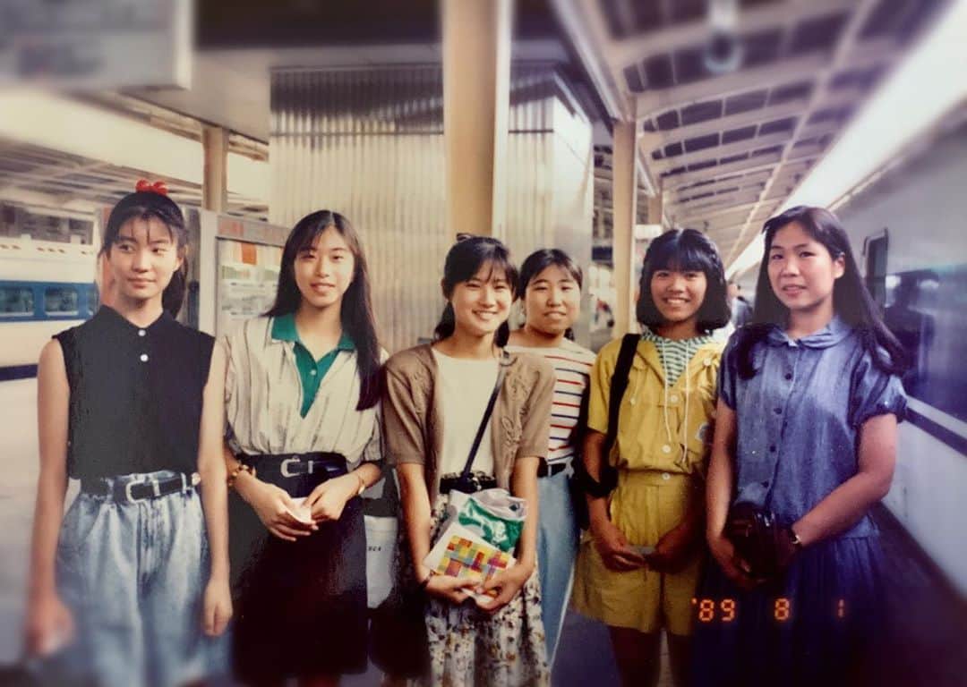 中江有里さんのインスタグラム写真 - (中江有里Instagram)「31年前の今日、上京しました。 何も言ってなかったのに、小、中学校の友達が新大阪駅まで見送りに来てくれました。嬉しく、寂しい時間でした。  この写真を撮った母と今日は過ごしてます。」8月1日 14時44分 - yurinbow1226