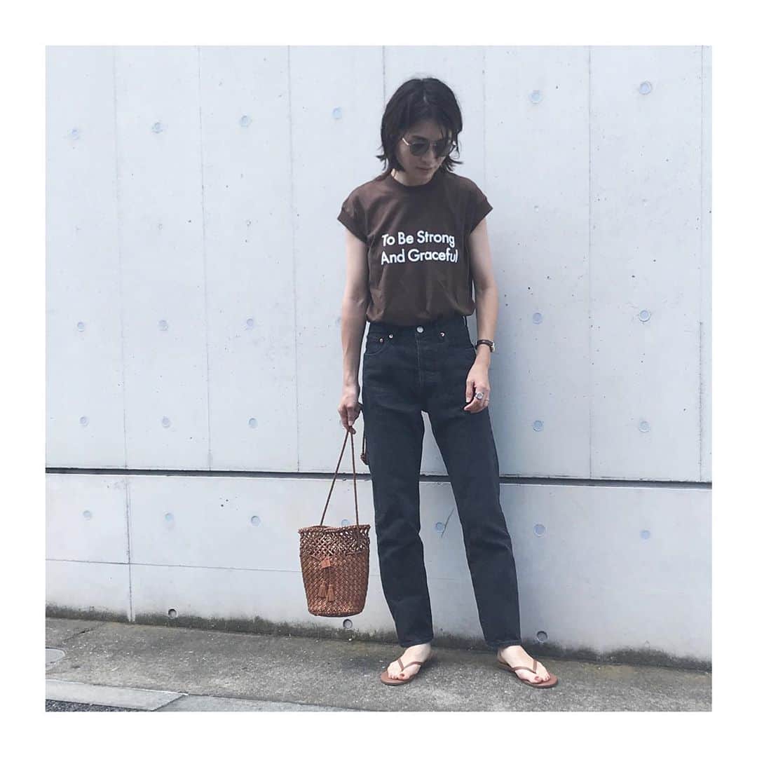 上村若菜のインスタグラム：「. ようやく梅雨明け🌈 コラボのフレンチスリーブがこれから活躍しそうな予感✨ . 敢えてダークトーンでまとめるのも最近好き。 . #wakameswardrobe #ママコーデ #カジュアルコーデ #ロゴt #フレンチスリーブ #tシャツコーデ #ロゴtコーデ #30代コーデ  . カットソー…#ritajeanstokyo × #wakame デニム…#theshinzone  バッグ…#dragon サンダル…#tkees」