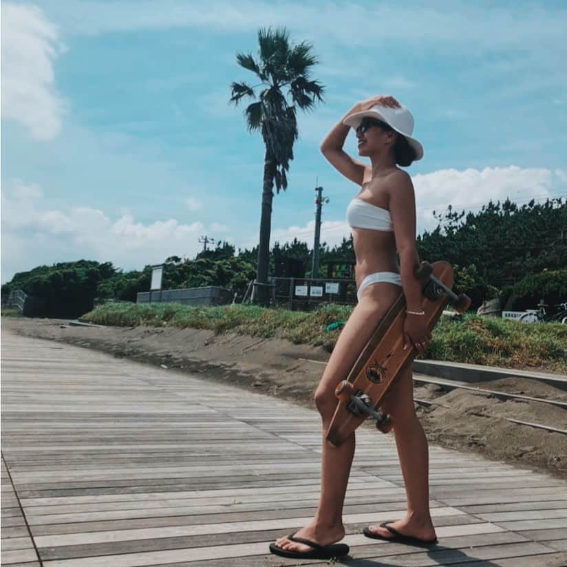 Megha Shrestha さんのインスタグラム写真 - (Megha Shrestha Instagram)「平塚の海🦋  あおい空と白の水着とスケートボード🛹乗れるようになったからどこでもカッコつけたいやーつ😂💕  かなも気に入ってたハットわ @mariemiller.official  また行きたいねぇ〜☀️  #beachchill #skateboard #beachgirl #happystory #fashion #bikini #whitebikini #スケーボー女子 #水着日和 #summervibes #summerbikini」8月1日 14時47分 - happy_story_14