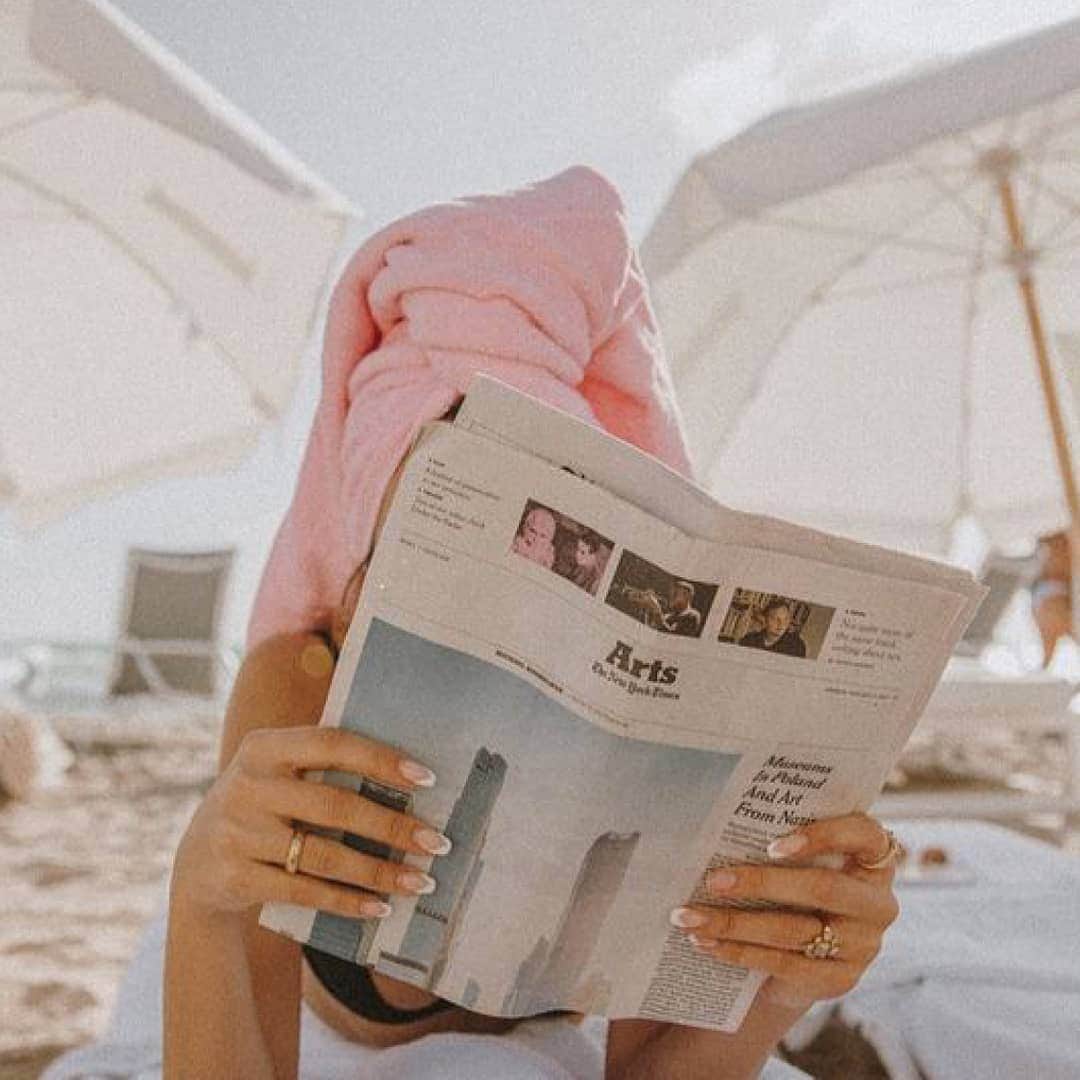 ベンシモンのインスタグラム：「Les happy news de la semaine chez Bensimon 🗞  ​❣️ Nos soldes continuent ! Jusqu'à -50% sur vos pièces préférées en ligne et dans nos boutiques 🛍 ​❣️ Le Click&Collect est réactivé sur le site ! Rendez-vous donc sur notre site internet pour commander vos pépites de l'été et passez récupérer vos achats gratuitement directement dans nos boutiques 👟 ​❣️ Nos B79 sont disponibles en avant-première dans nos boutiques Home, Seine, Pyramides, Dijon, Dinard, Lyon, Hossegor, Bruxelles, La Baule, Cap Ferret, Angers, Marseille Lulli, et Nantes Santeuil 🏠  ​❣️ Tout l'été n'hésitez pas à nous écrire sur les réseaux ou à contacter notre service client à l'adresse e-shop@bensimon.com 💌 ​Bel été ! ☀️ ​L'équipe Bensimon 💙 ​📸 @tezza  ​#bensimon #mode #inspiration」