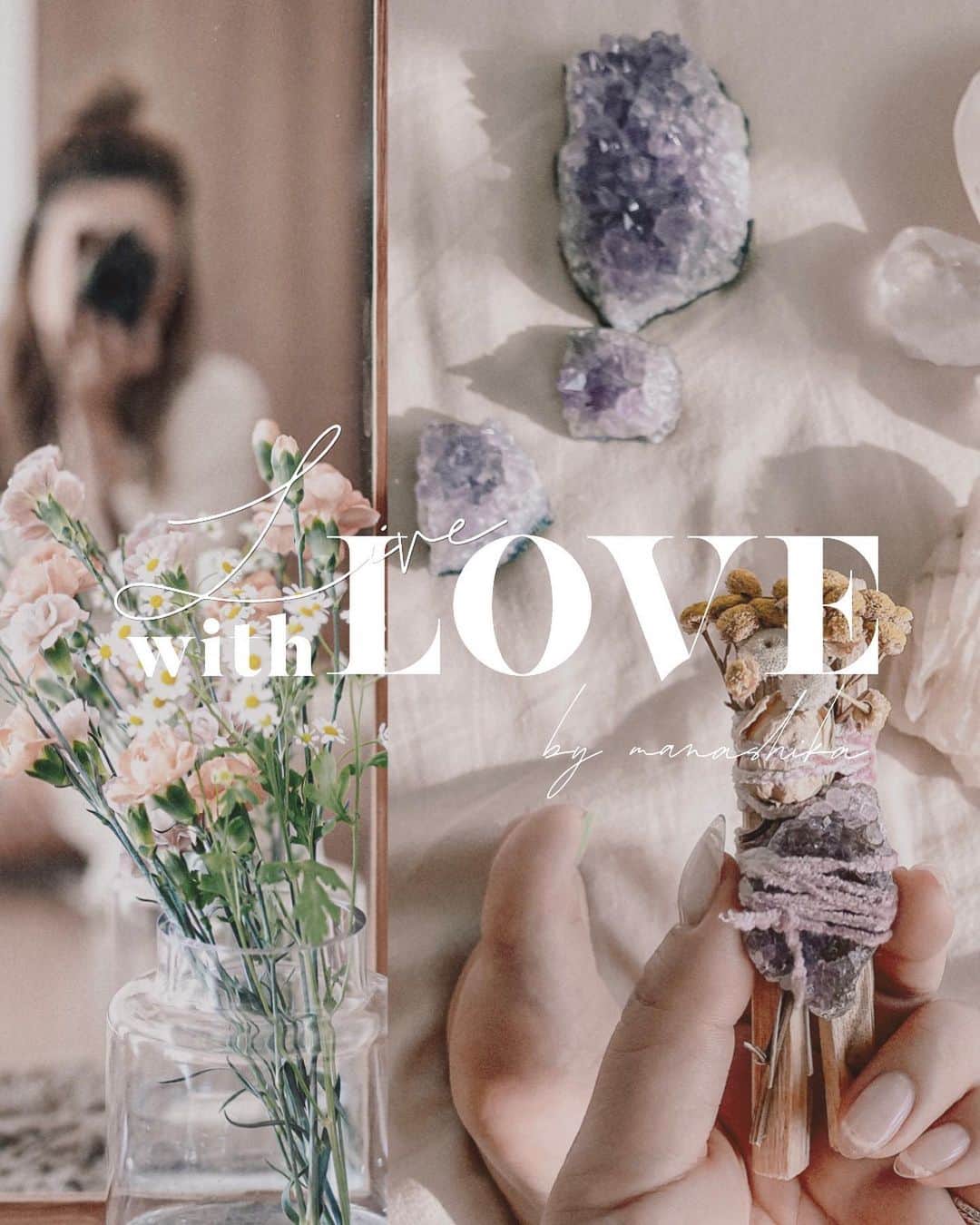Manamiのインスタグラム：「Live with LOVE🌼🌼🌼 ご報告です📣 本日8/1より私のオンラインサロンが OPENしました🙈✨ Live with LOVEではたくさんのことを みなさんにシェアしていきます💗 コロナで不安になってる人もいると思うけど 不安でいても仕方ないし、今できることを、 roomieたちでわくわくする楽しいことをたくさんします💗 Specialな特典もたくさんあるよ🥳 毎月1名に私が描く絵もプレゼントします👩🏼‍🎨 今月は写真2枚目のArtがプレゼントです💕 ㅤ サロンの詳しい内容については DMMのManashikaのページをご覧ください🦌💕 URLはストーリーします🌼 #livewithLOVE」