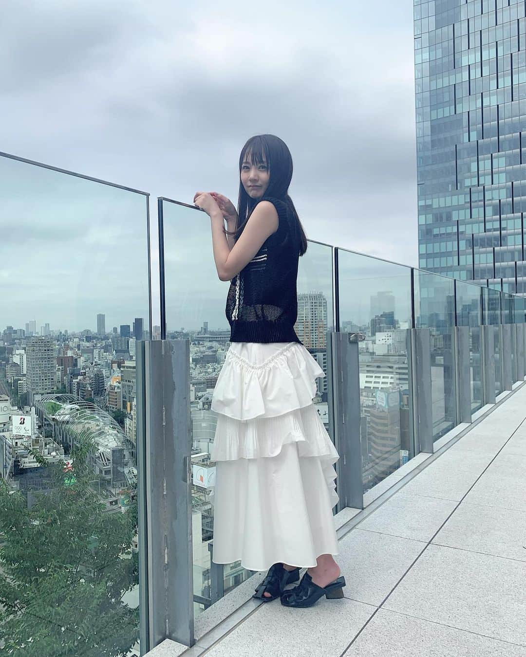 浜田翔子さんのインスタグラム写真 - (浜田翔子Instagram)「また生着替えで 新しい服など紹介します。  新しくできた渋谷の宮下パーク 行ってみたいなぁ😌 高校があのへんだったから 変わりすぎててすごい🥰  #furfur #ameri」8月1日 14時50分 - shoko_hamada