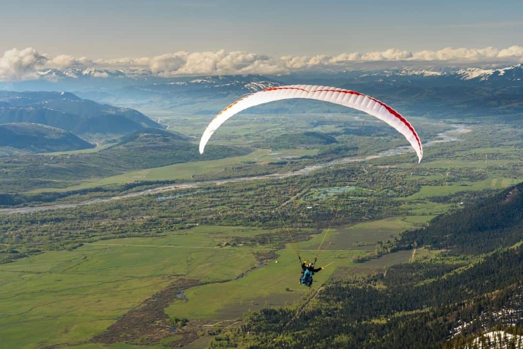 National Geographic Travelさんのインスタグラム写真 - (National Geographic TravelInstagram)「Photo by @Sofia_Jaramillo5  A paraglider flies over the Snake River near Jackson, Wyoming. The river starts in Wyoming, moves through southern Idaho, and eventually flows west to the Columbia River. The river provides irrigation water for many farms along its path and endless recreation opportunities. For more photos from Wyoming, follow @sofia_jaramillo5. #rivers #paragliding #landscape」8月1日 15時02分 - natgeotravel