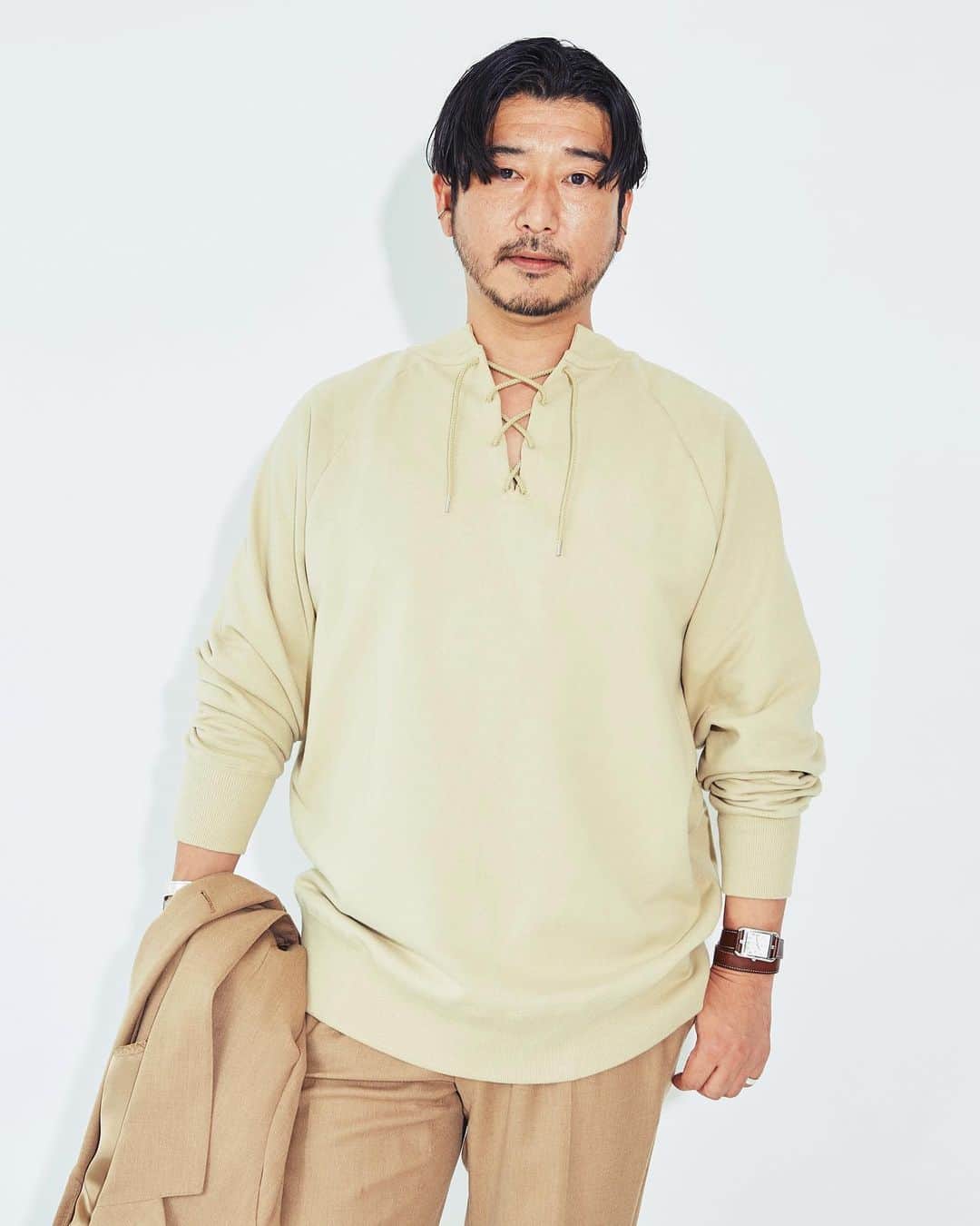 小塚源太のインスタグラム：「@solto_offcial launch today✔︎ パイレーツ カラーをフロントにもバックにも着ることができるダブルフェイス仕様。ベーシックながらひねりの効いたアイテムでとても好み。  @takuma_iwasaki @naocoda のためなら"ひと肌ぬぐよねメンバー"総出のオンラインストアでは、各々の個性際だつスタイリングショットも必見🙄 #solto #style #newlabel」