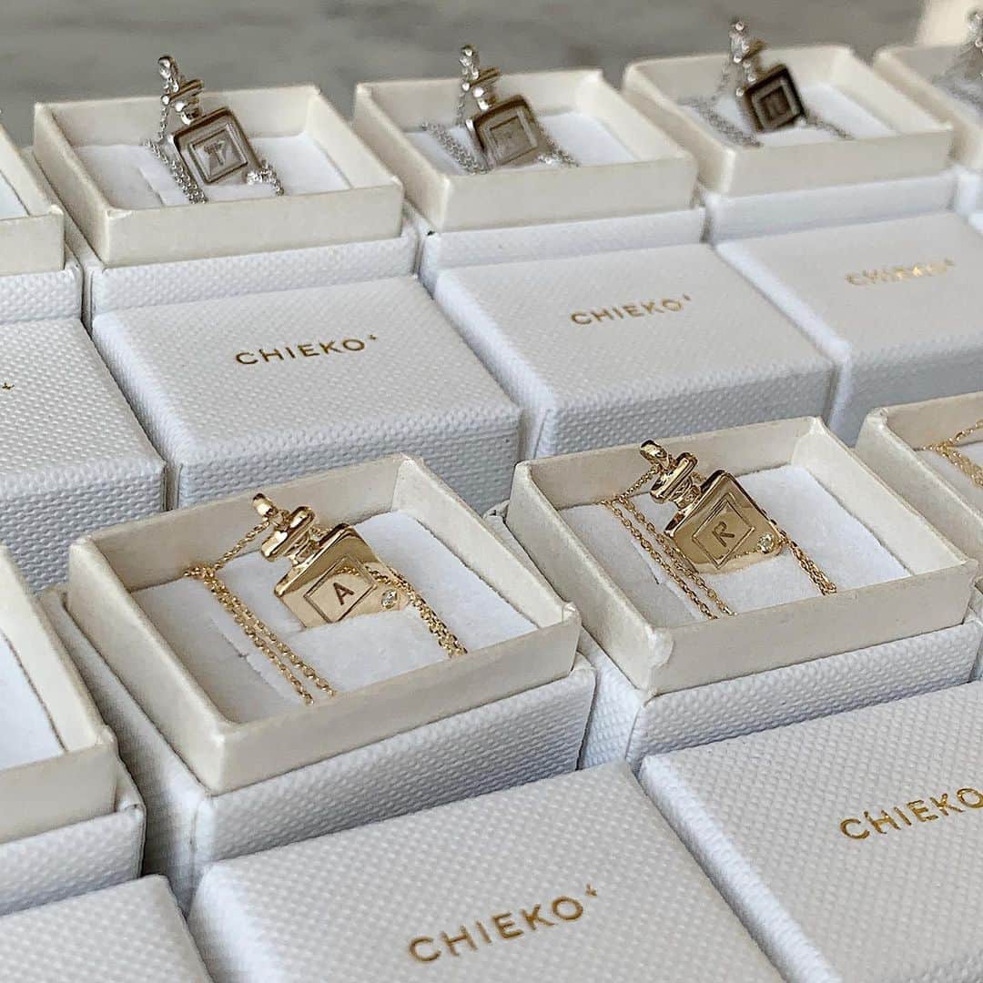 chieko6さんのインスタグラム写真 - (chieko6Instagram)「CHIEKO+☞本日8/1 21:00start  イニシャルをお入れするこちらの my perfume 人気なだけあって、 やっぱりかわいいんです🙈♡  #chiekoplus #accessory #jewelry オーダージュエリーはお盆を挟みますので、 完成まで5週間ほどかかります。」8月1日 14時57分 - chieko6