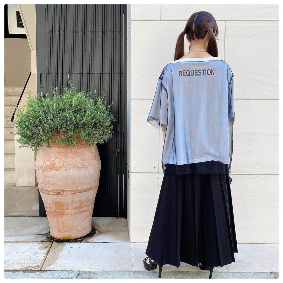 のインスタグラム：「✻ . 商品公開されたので載せますね♔ . 黒の隠れてしまってるどサスペンダー付きのパンツ(MYTHIKさんのinsta動画を見るとわかりやすいかも💭) . スタッフパスと背面ロゴ入りのTシャツ🤍 . ダボダボで着れるの可愛いです︎︎︎︎︎☺︎ . ちなみにこんなに高いピンヒール履いたのめちゃめちゃ久しぶりでした😂 . . . #MYTHIK #tシャツコーデ #だぼだぼコーデ #オーバーサイズ  #モノトーンコーデ #ついんてーる  #ピンヒールサンダル #黒コーデ  #153cmコーデ #154cmコーデ」