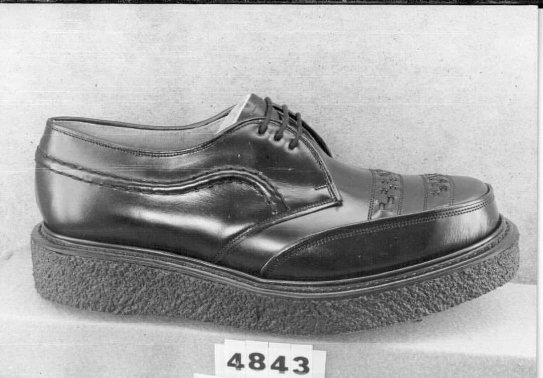 のインスタグラム：「Archive photo of Tench from when it bobbed above the water again in the 1970s   #theoriginalcreeper #georgecox #madeinengland」