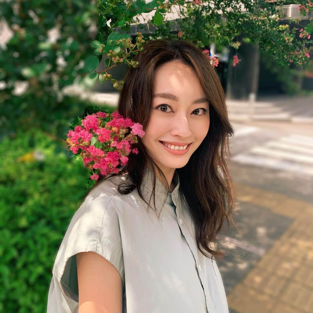小祝麻里亜のインスタグラム：「綺麗に咲いてたから近寄りすぎてしまった🌻太陽の下を歩くのは、やはり気持ちが良いですね🌱🌱  今日から8月。今月もみなさまが健やかに過ごせますように☺️☺️   ＿＿＿＿＿＿＿＿  #look #셀스타그램 #얼스타그램  #데일리 #데일리룩 #오오티디  #花　#8月」