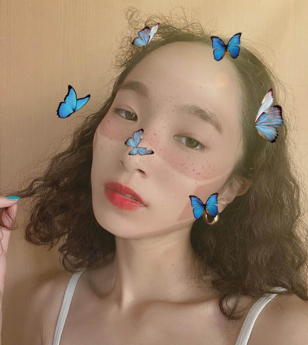 のインスタグラム：「今年こうなりそうなんだけど🙄 withおばあちゃん👵🏾 #マスク焼け  #宮崎#南国#miyazaki #田舎暮らし #南国暮らし#パーマ#天パ風」