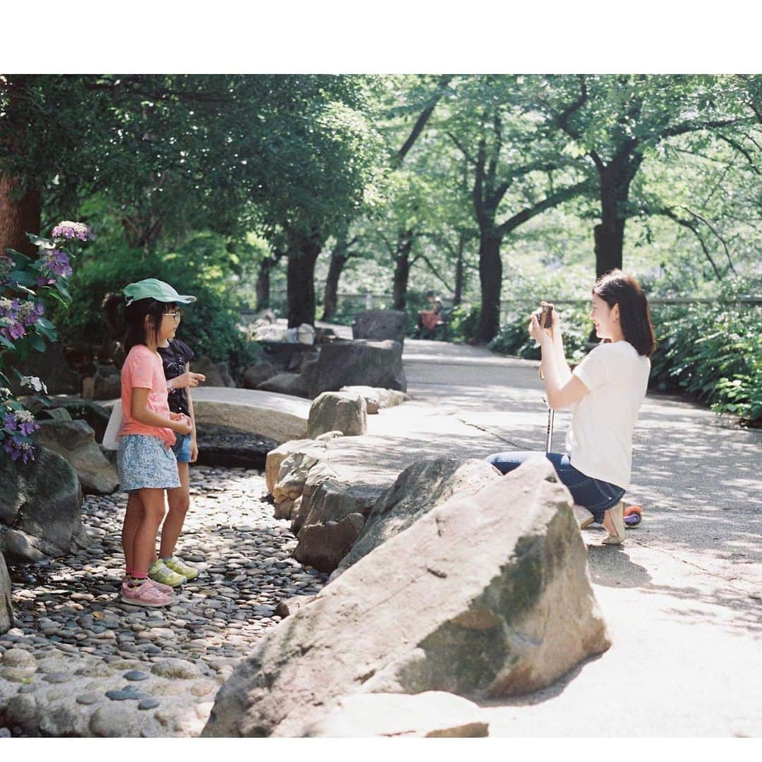 末永百合恵さんのインスタグラム写真 - (末永百合恵Instagram)「またしても久方ぶりの世の中。今日から8月。  8月の始まりと同時に、梅雨もやっと明けたとのこと。  夏だ！  撮影中、小さなお友達ができた🌼  candid  phot.  I made a little friends.  #撮影#オフショット#フィルム#フィルムカメラ#8月#始まり#梅雨明け#夏#小さなお友達#撮らせてもらった#癒し#shooting#photo#candid#candidphotography#film#filmcamera#august#start#summer#made#little#friends」8月1日 15時13分 - yurie__suenaga