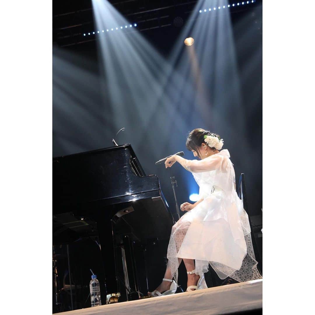牧野由依さんのインスタグラム写真 - (牧野由依Instagram)「8月かー。 次、みんなにライブやイベントで会える時は きっと泣いちゃうかもな。 歌いたいなー、ピアノ弾きたいな。 会いたいんだよ。 . . . そのときに素敵な笑顔で会えるように#今を楽しむことが大事 なのかもね✨ 充実した夏を過ごしましょっ🌞💕」8月1日 15時25分 - yui_makino0119